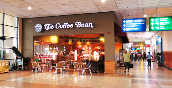 到达机场国际出口后，往国内出发方向走，可以看到coffee bean的店